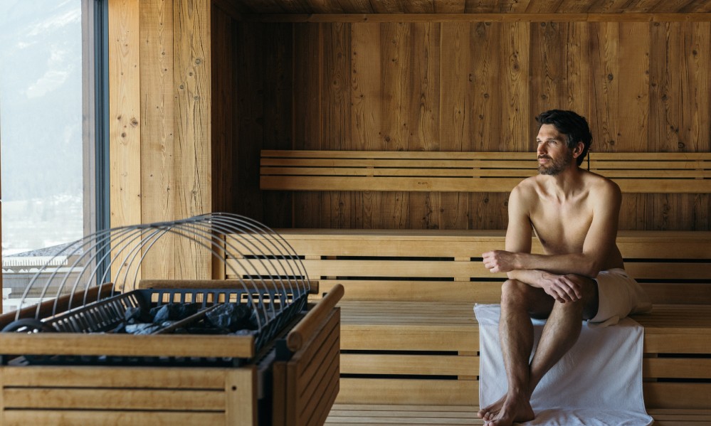 Mann in einer Sauna